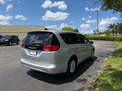 Silver Mist Clearcoat 2023 Chrysler Voyager LX