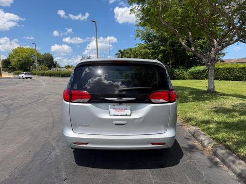 Silver Mist Clearcoat 2023 Chrysler Voyager LX