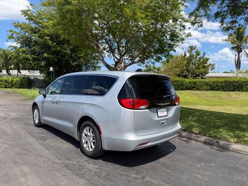 Silver Mist Clearcoat 2023 Chrysler Voyager LX