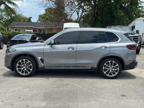 Gray Metallic 2024 BMW X5 sDrive40i