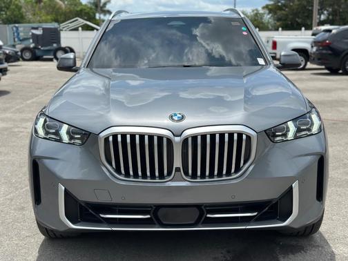 Gray Metallic 2024 BMW X5 sDrive40i