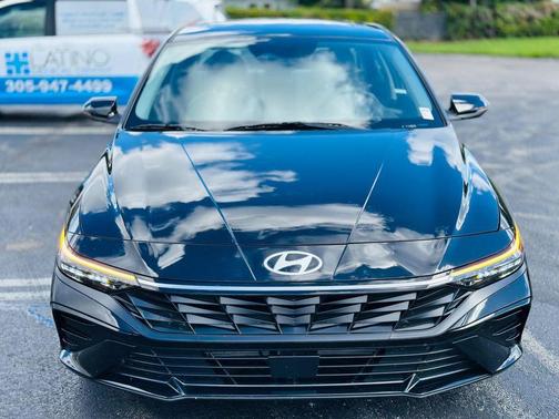 2025 Hyundai ELANTRA Limited