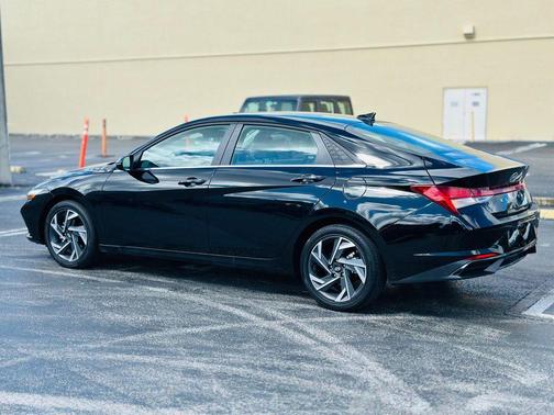 2025 Hyundai ELANTRA Limited