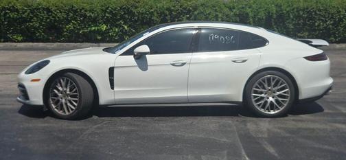 Carrara White Metallic 2017 Porsche Panamera 4