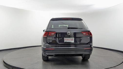 Deep Black Pearl Effect 2018 Volkswagen Tiguan 2.0T S