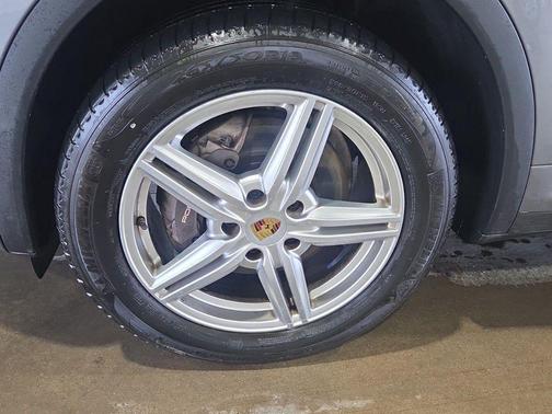 Meteor Gray Metallic 2016 Porsche Cayenne Base