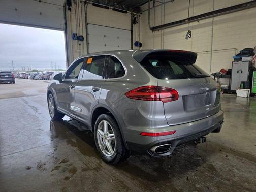 Meteor Gray Metallic 2016 Porsche Cayenne Base
