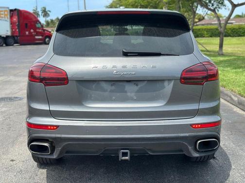Meteor Gray Metallic 2016 Porsche Cayenne Base