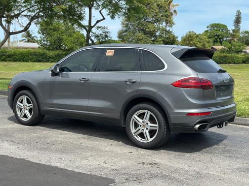 Meteor Gray Metallic 2016 Porsche Cayenne Base