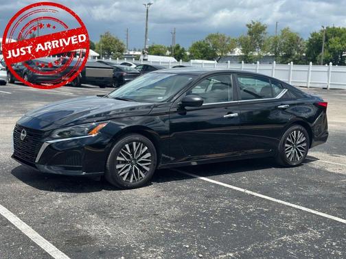 Super Black 2025 Nissan Altima SV