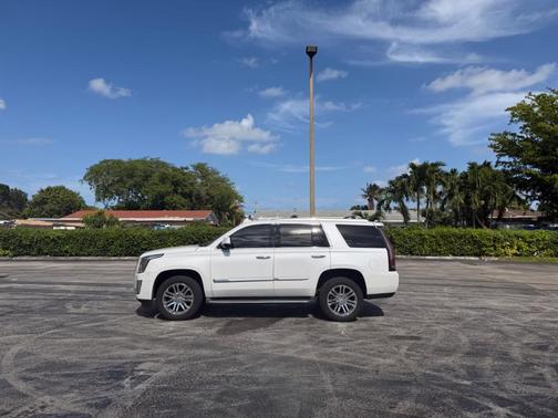 Crystal White Tri-Coat 2018 Cadillac Escalade Standard