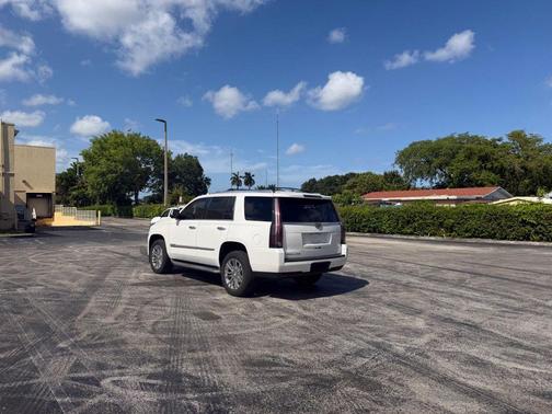 Crystal White Tri-Coat 2018 Cadillac Escalade Standard