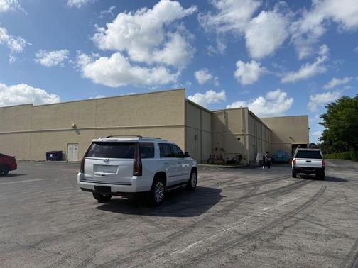 Crystal White Tri-Coat 2018 Cadillac Escalade Standard