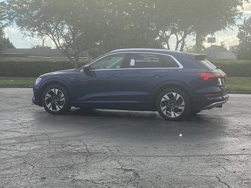2021 Audi e-tron Premium