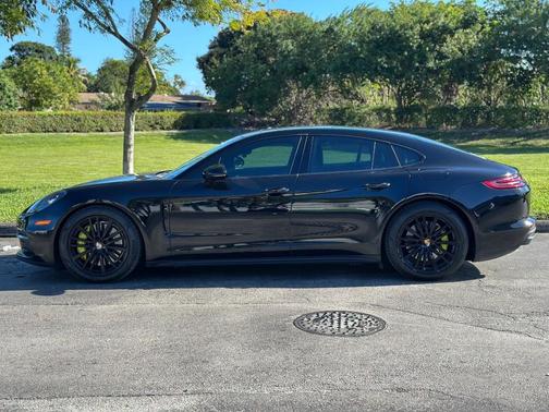2018 Porsche Panamera 4