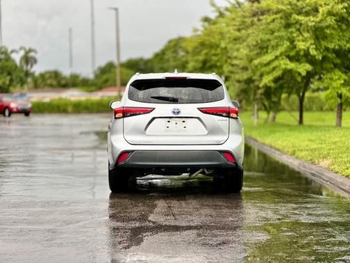2021 Toyota Highlander Hybrid XLE
