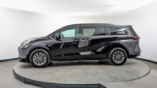 2022 Toyota Sienna LE