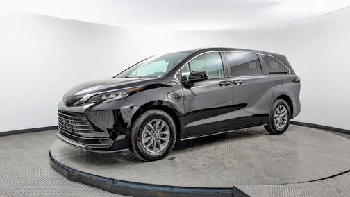 2022 Toyota Sienna LE