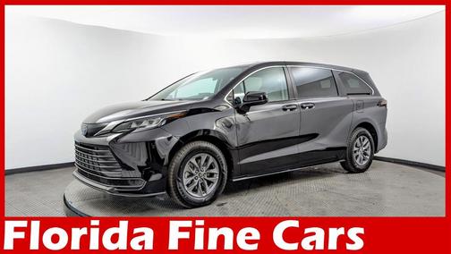 2022 Toyota Sienna LE