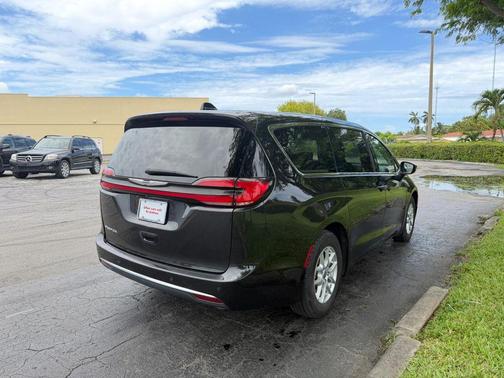 Brilliant Black Crystal Pearlcoat 2023 Chrysler Pacifica Touring-L