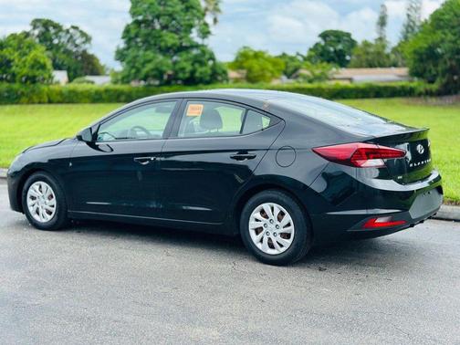 2019 Hyundai ELANTRA SE