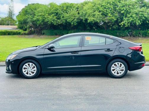 2019 Hyundai ELANTRA SE