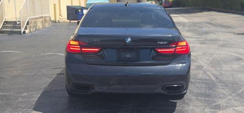 Singapore Gray Metallic 2019 BMW 750 i