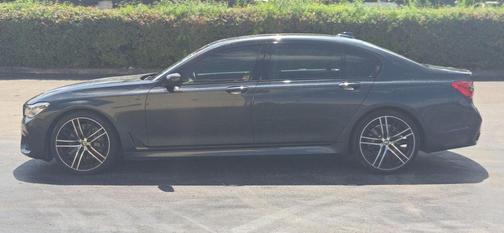 Singapore Gray Metallic 2019 BMW 750 i