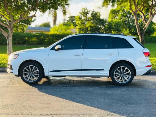 2022 Audi Q7 45 Premium Plus