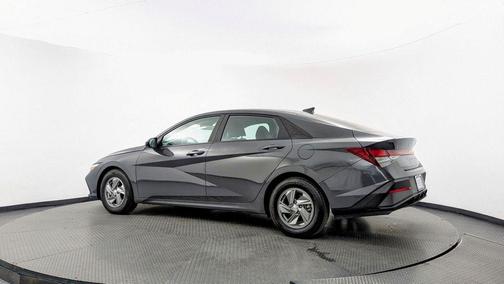 2024 Hyundai ELANTRA SE