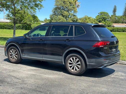Deep Black Pearl Effect 2018 Volkswagen Tiguan 2.0T S