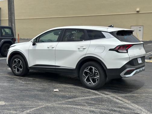 Snow White Pearl 2025 Kia Sportage LX
