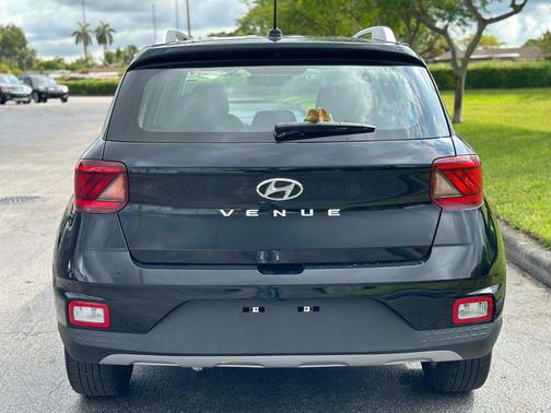 Onyx Black 2024 Hyundai VENUE SEL