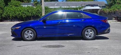 2025 Hyundai ELANTRA SE