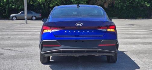 2025 Hyundai ELANTRA SE