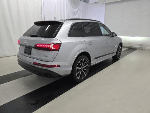 2022 Audi Q7 55 Premium Plus