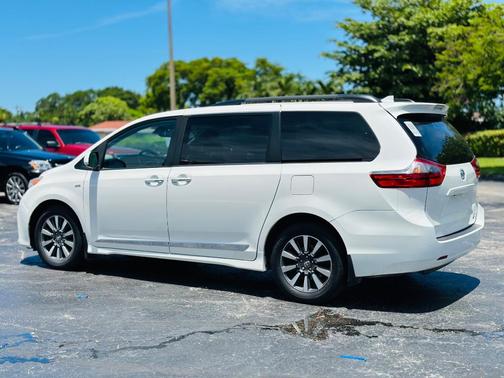 2020 Toyota Sienna XLE