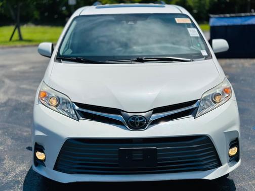 2020 Toyota Sienna XLE