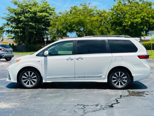 2020 Toyota Sienna XLE