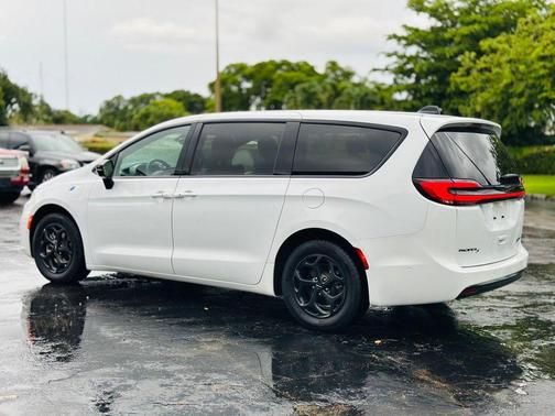 2024 Chrysler Pacifica Hybrid S Appearance Pkg