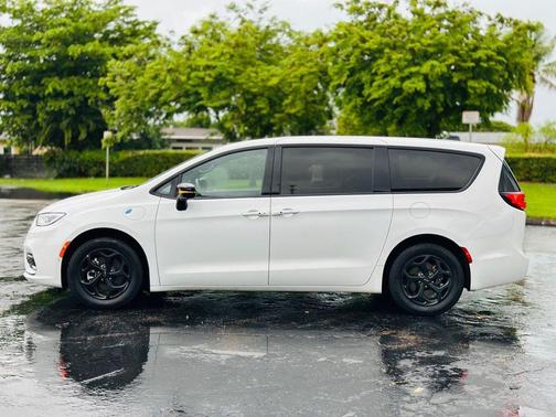 2024 Chrysler Pacifica Hybrid S Appearance Pkg