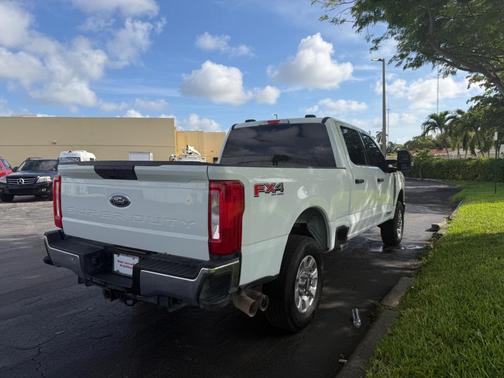 Oxford White 2024 Ford F-250 XLT
