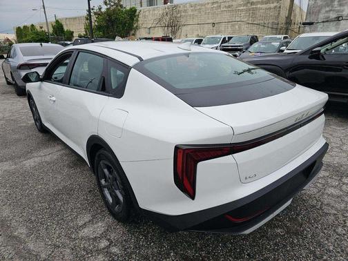 Snow White Pearl 2025 Kia K4