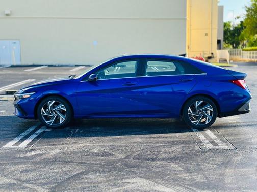 2024 Hyundai ELANTRA Limited