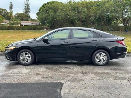 2025 Hyundai ELANTRA SE