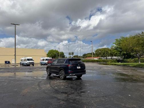 2025 Mitsubishi Outlander SE