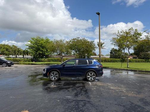 2025 Mitsubishi Outlander SE