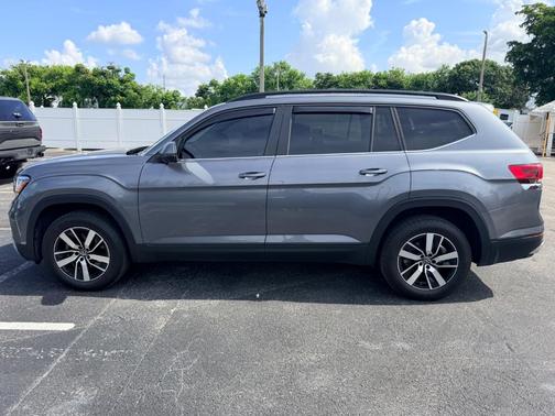 Platinum Gray Metallic 2021 Volkswagen Atlas 2.0T SE