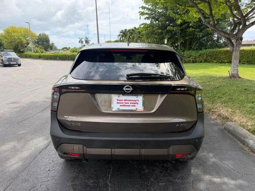 Canyon Bronze M 2025 Nissan Kicks SV