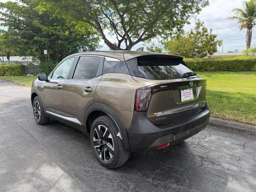 Canyon Bronze M 2025 Nissan Kicks SV